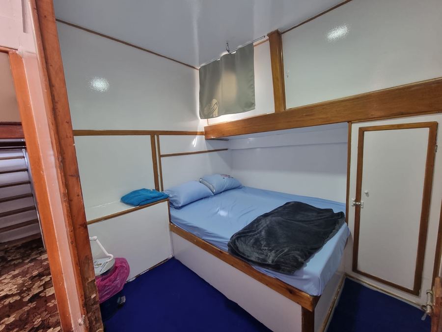 Double cabin on board with private bathroom door