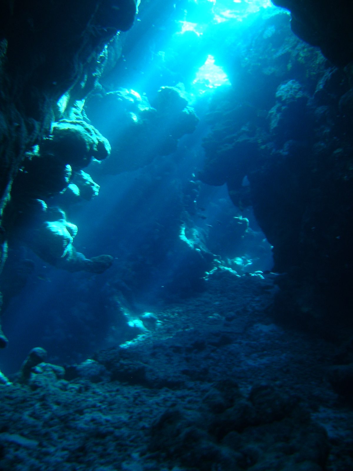 Light rays inside an underwater cavern